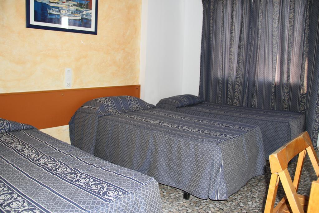 Hostal Mengual Gandia Room photo